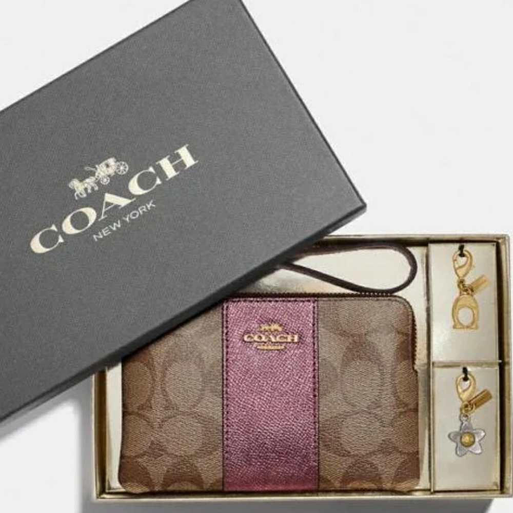 {NEW WITH TAGS}●COACH Boxed Wristlet With Charms ✅